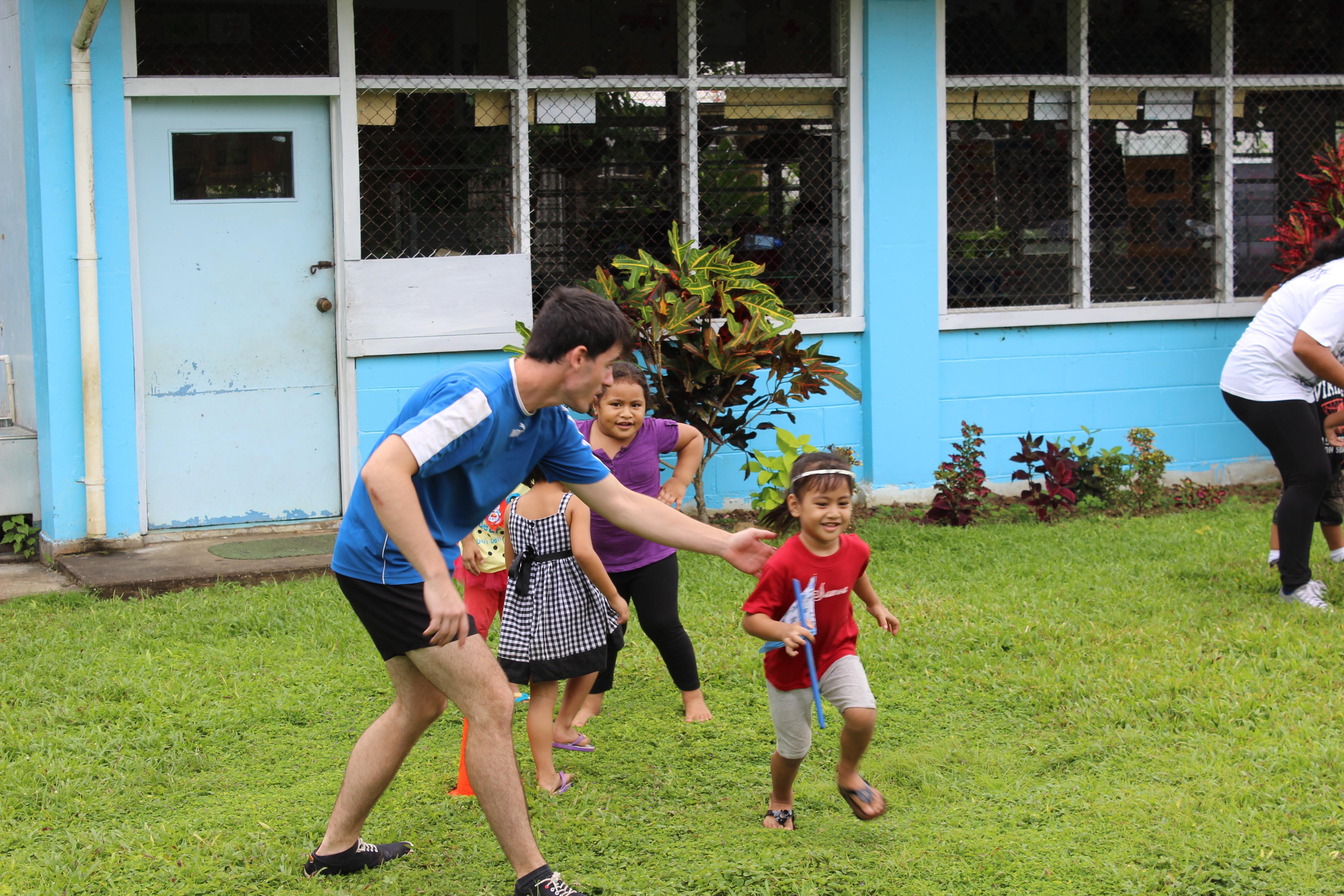 A Projects Abroad volunteer facilitates physical exercises for his rugby coaching work experience in Samoa. A student facilitates physical exercises as part of his volunteer rugby coaching in Samoa.